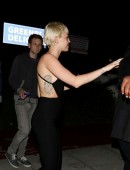 Miley-Cyrus-The-Laugh-Factory-Hollywood-5