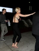 Miley-Cyrus-The-Laugh-Factory-Hollywood-7
