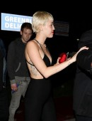 Miley-Cyrus-The-Laugh-Factory-Hollywood-8