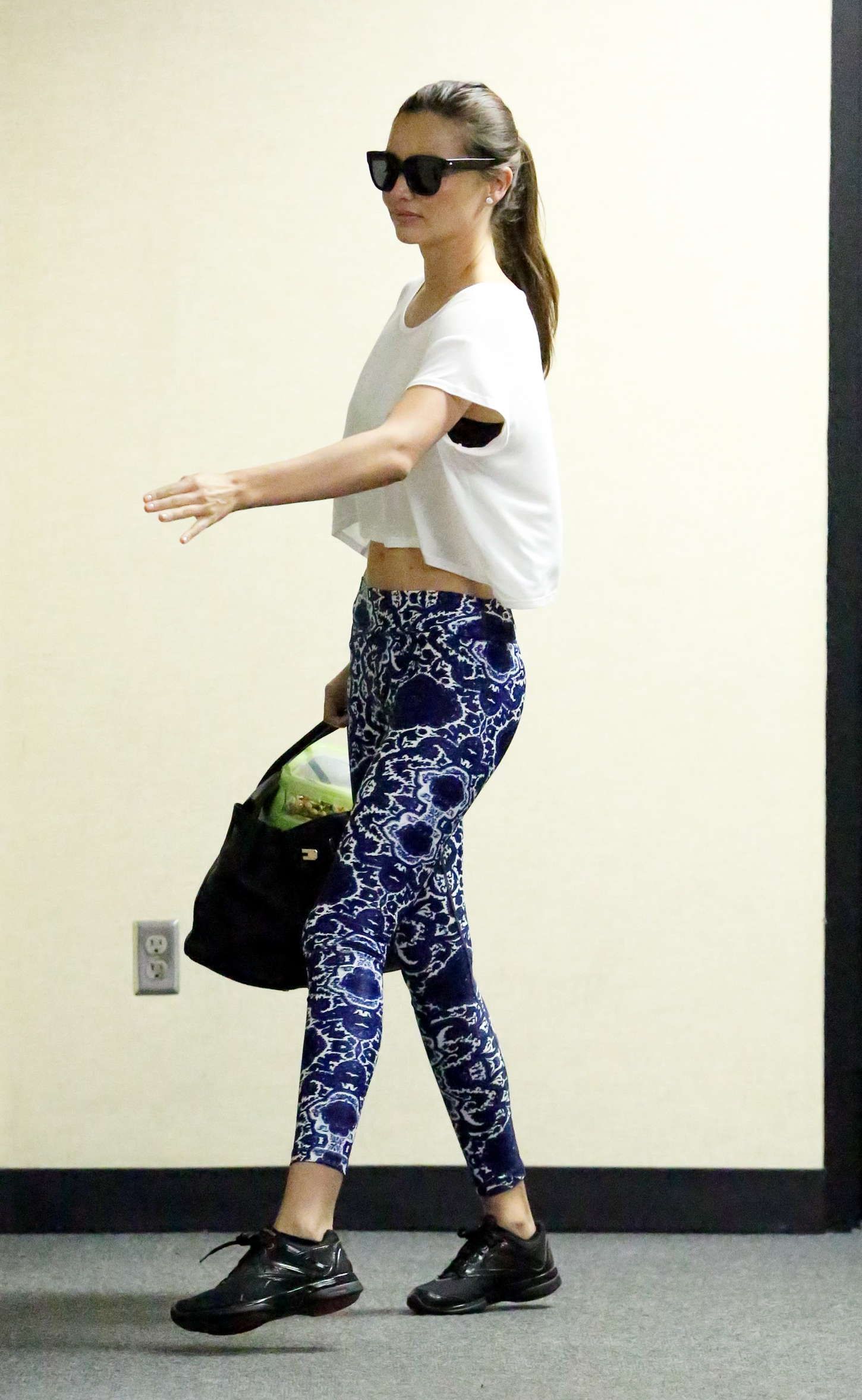 Miranda-Kerr-in-Leggings-5