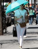 Anne-Hathaway-in-White-Pants-Out-in-NYC-2
