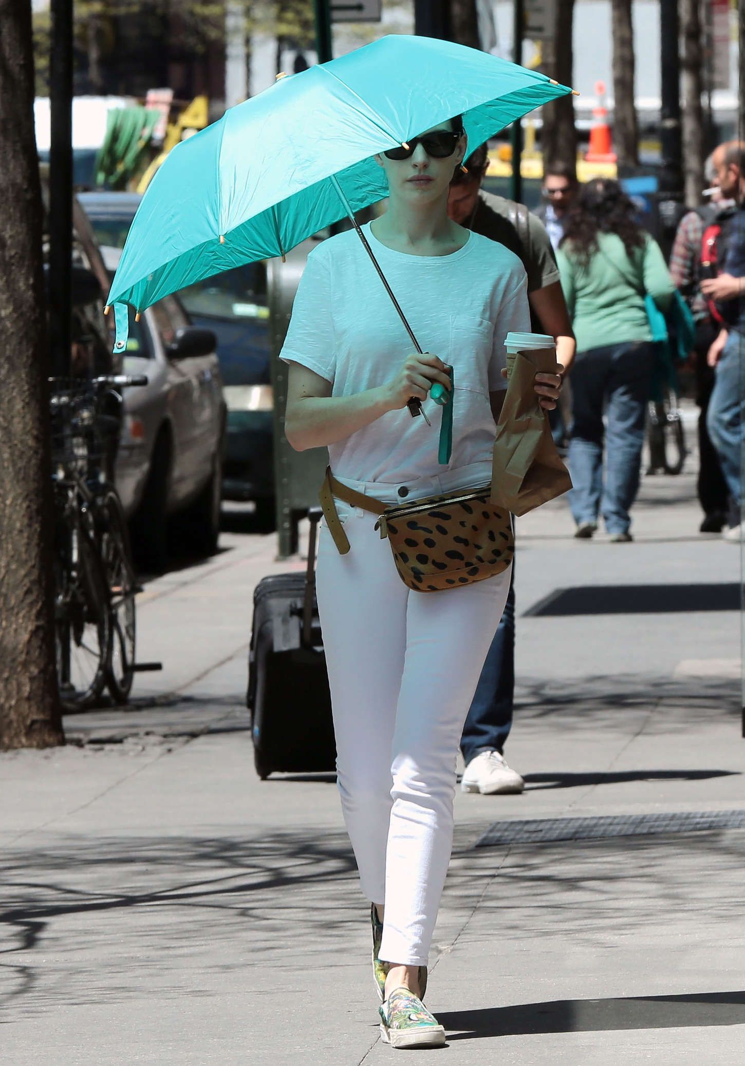 Anne-Hathaway-in-White-Pants-Out-in-NYC-2