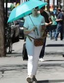 Anne-Hathaway-in-White-Pants-Out-in-NYC-4
