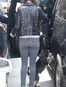 Dakota-Johnson-Booty-in-Jeans-2