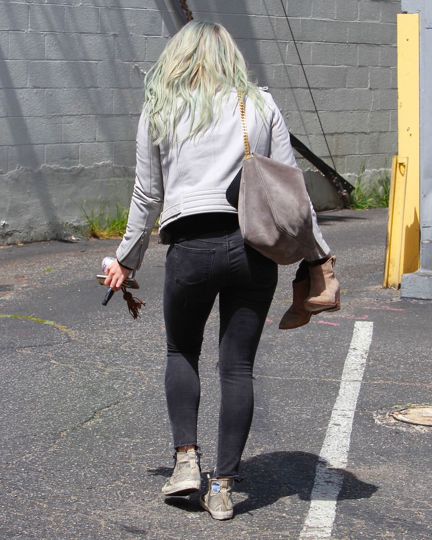 Hilary-Duff-Booty-in-Jeans-at-a-Dance-Studio-in-LA-1