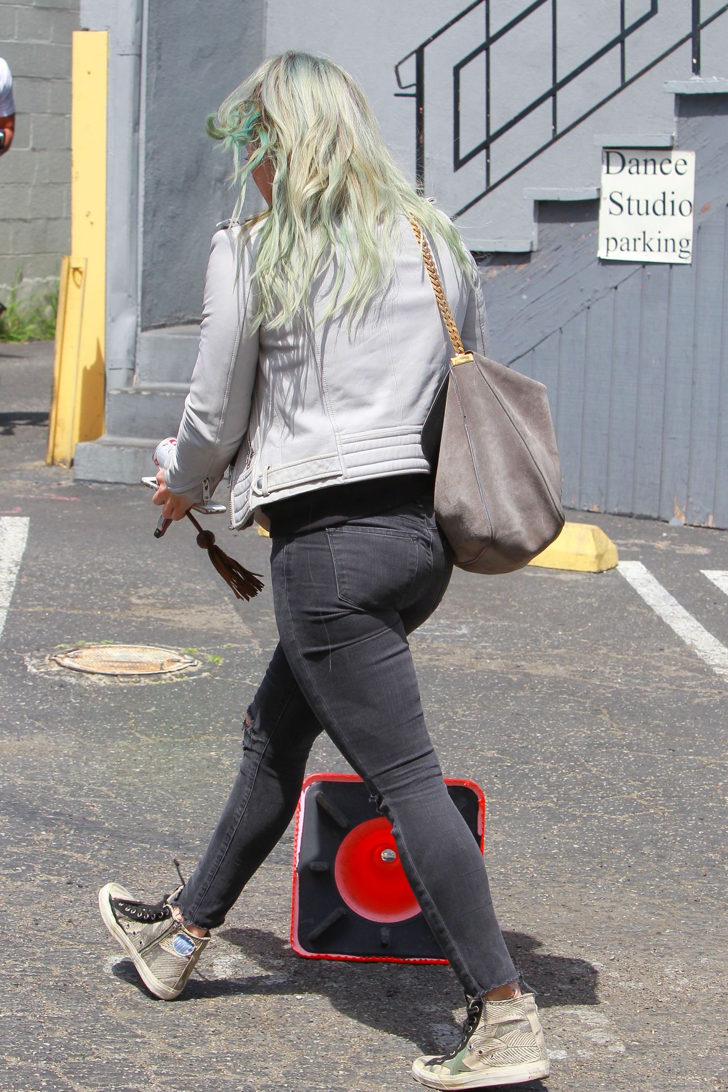 Hilary-Duff-Booty-in-Jeans-at-a-Dance-Studio-in-LA-3