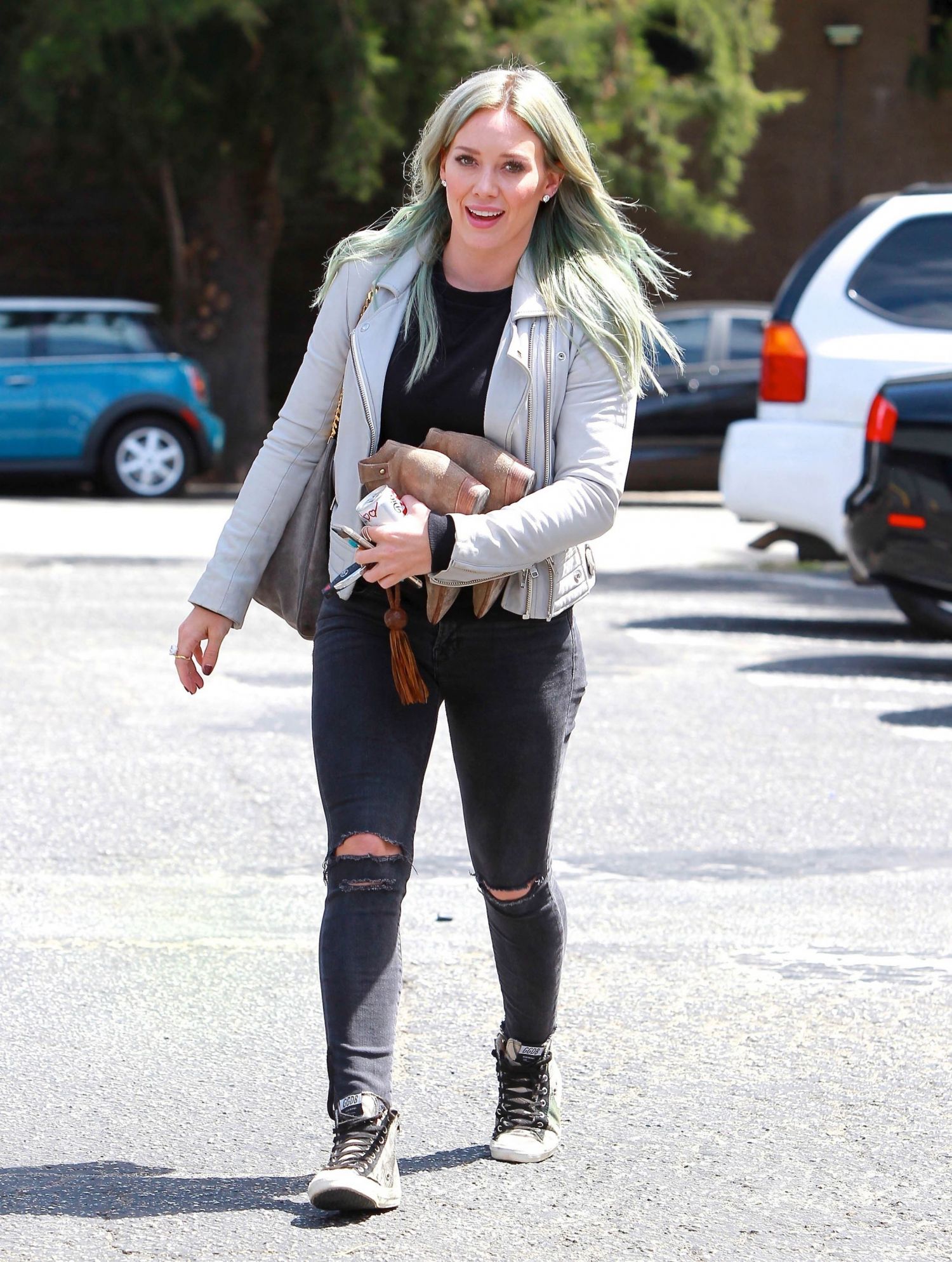 Hilary-Duff-Booty-in-Jeans-at-a-Dance-Studio-in-LA-4