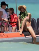 Irina-Shayk-in-Bikini-12