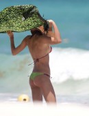 Irina-Shayk-in-Bikini-13