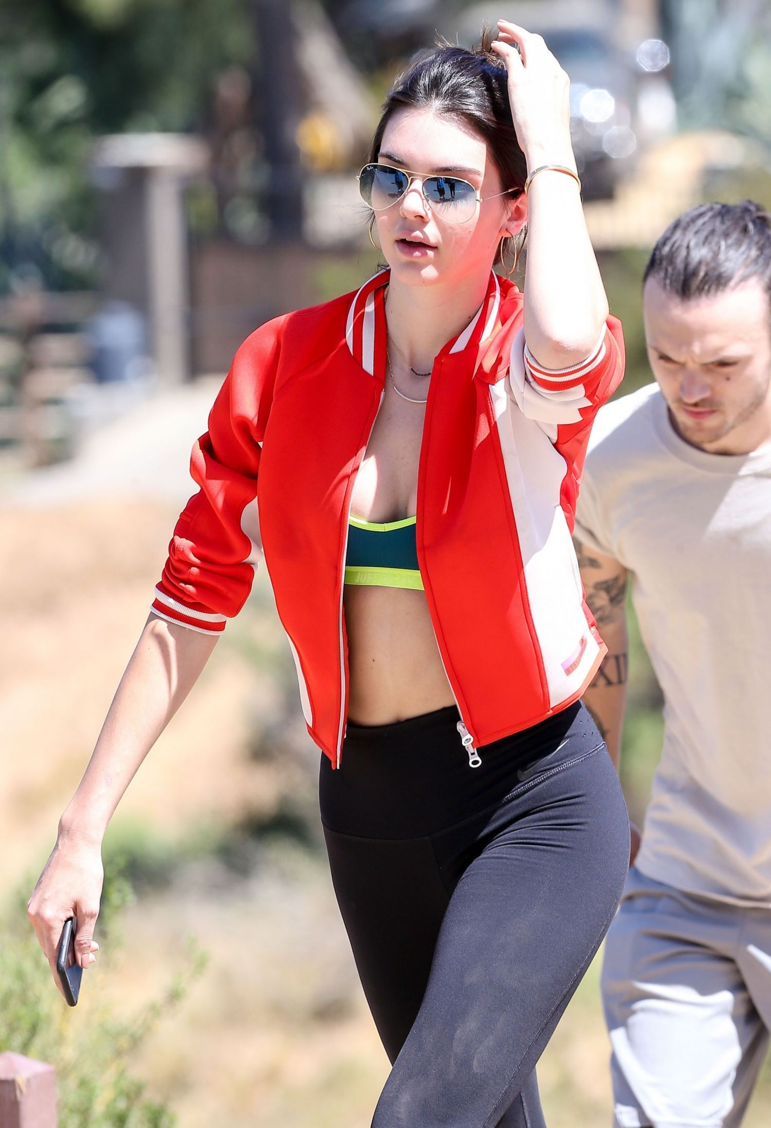 Kendall-Jenner-Hiking-Malibu-13