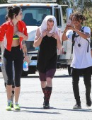 Kendall-Jenner-Hiking-Malibu-9