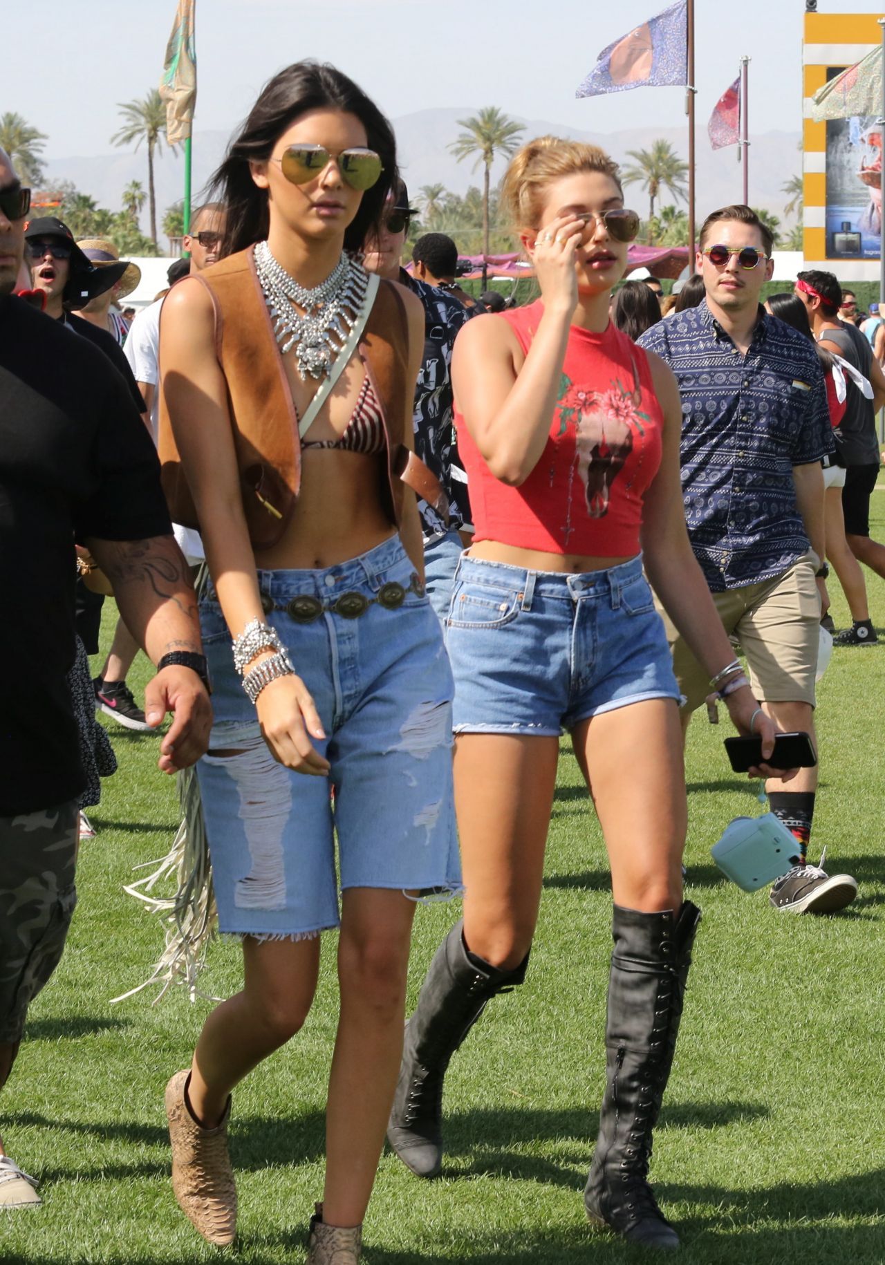 Kendall-Jenner-and-Hailey-Baldwin-4