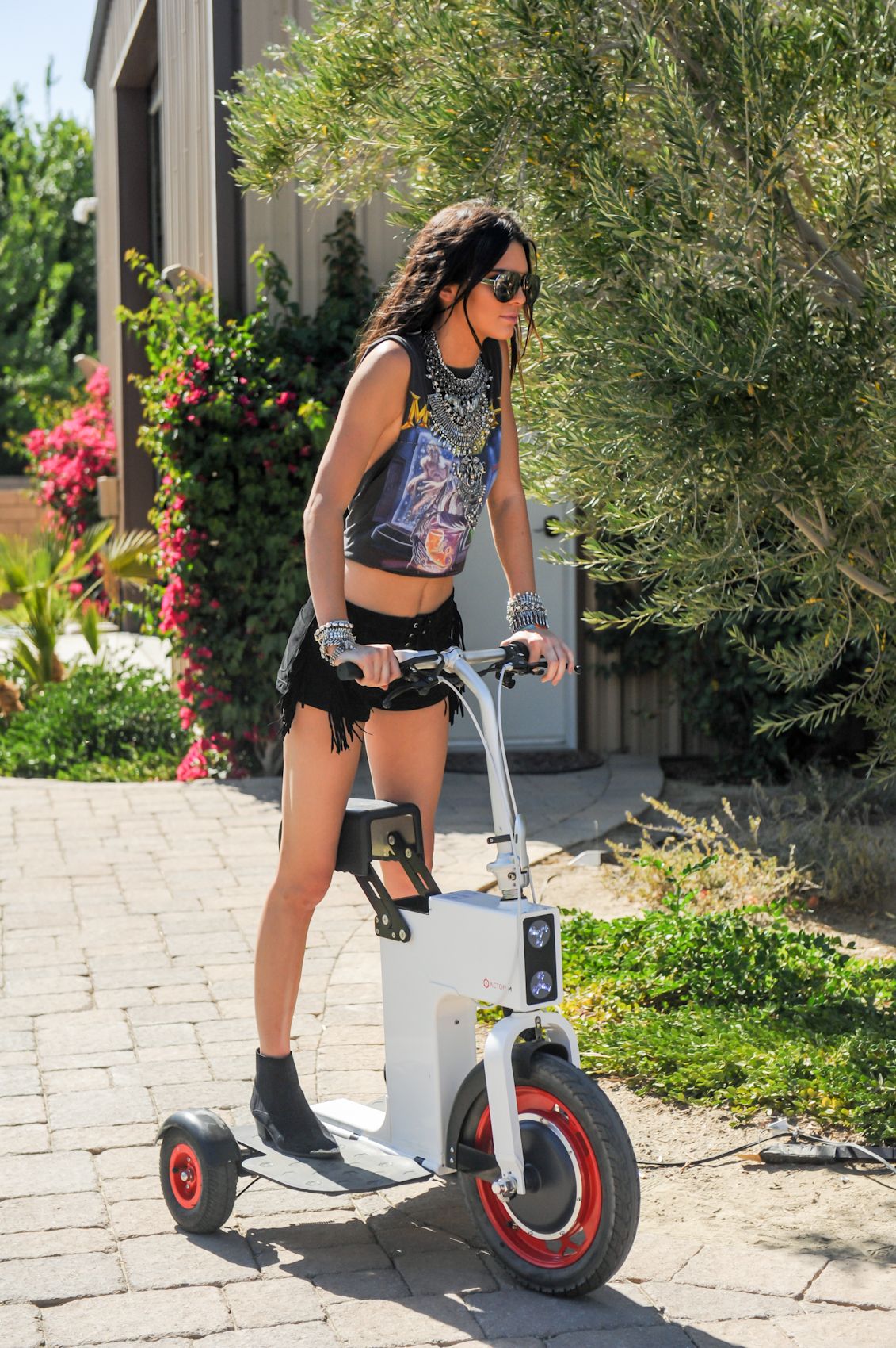 Kendall-and-Kylie-Jenner-and-Khloe-Kardashian-Coachella-Pool-Party-8