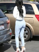 Kylie-Jenner-Booty-Tight-Jeans-3