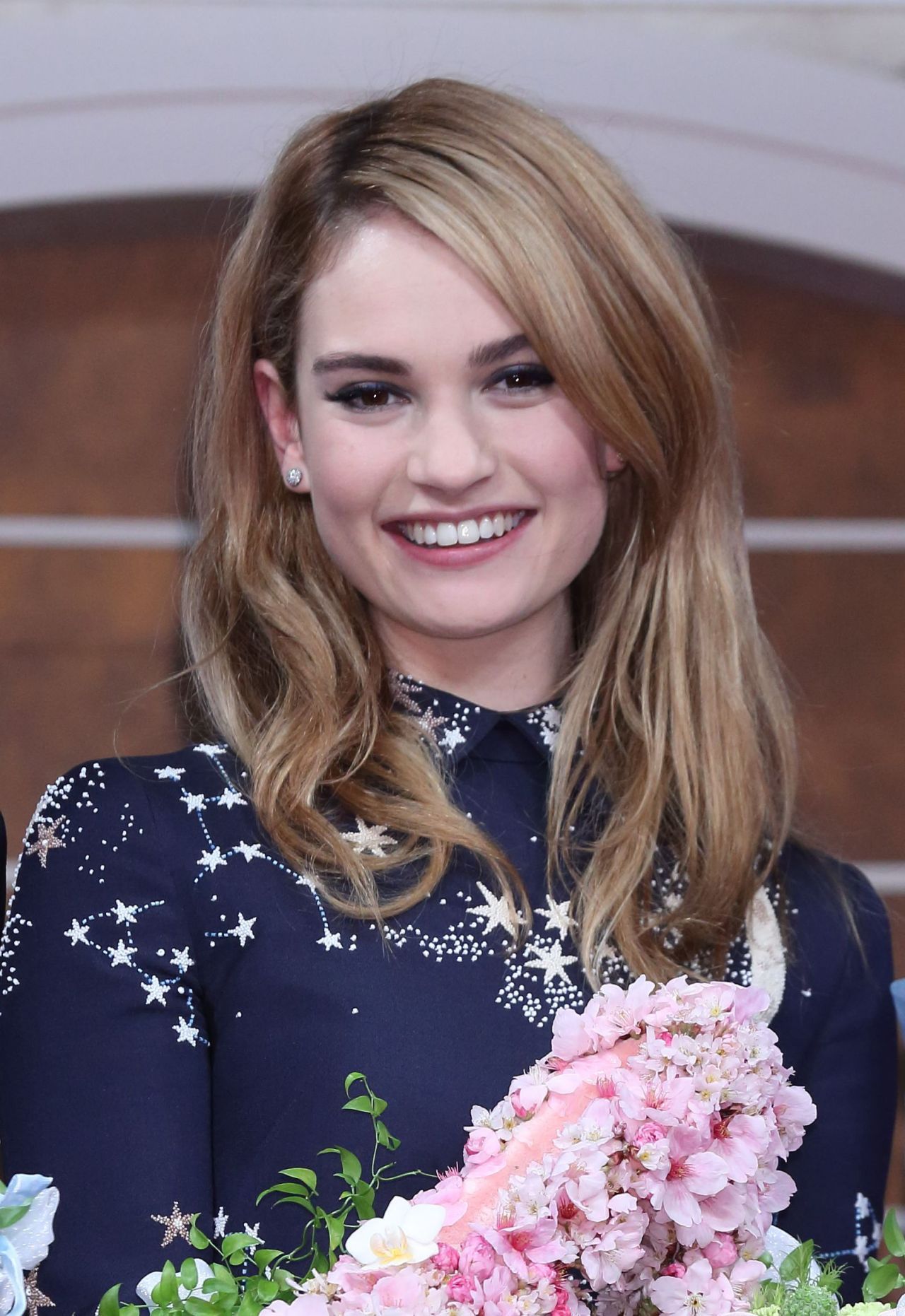 Lily-James-Cinderella-Photocall-in-Tokyo-2