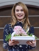 Lily-James-Cinderella-Photocall-in-Tokyo-3