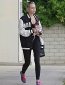 Miley-Cyrus-Stopping-Juice-at-Robeks-LA-1