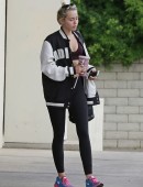 Miley-Cyrus-Stopping-Juice-at-Robeks-LA-2