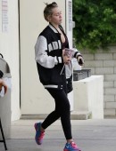 Miley-Cyrus-Stopping-Juice-at-Robeks-LA-4