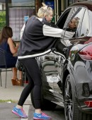 Miley-Cyrus-Stopping-Juice-at-Robeks-LA-6