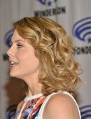 Rose-McIver-at-iZombie-Press-Line-at-WonderCon-in-Anaheim-2