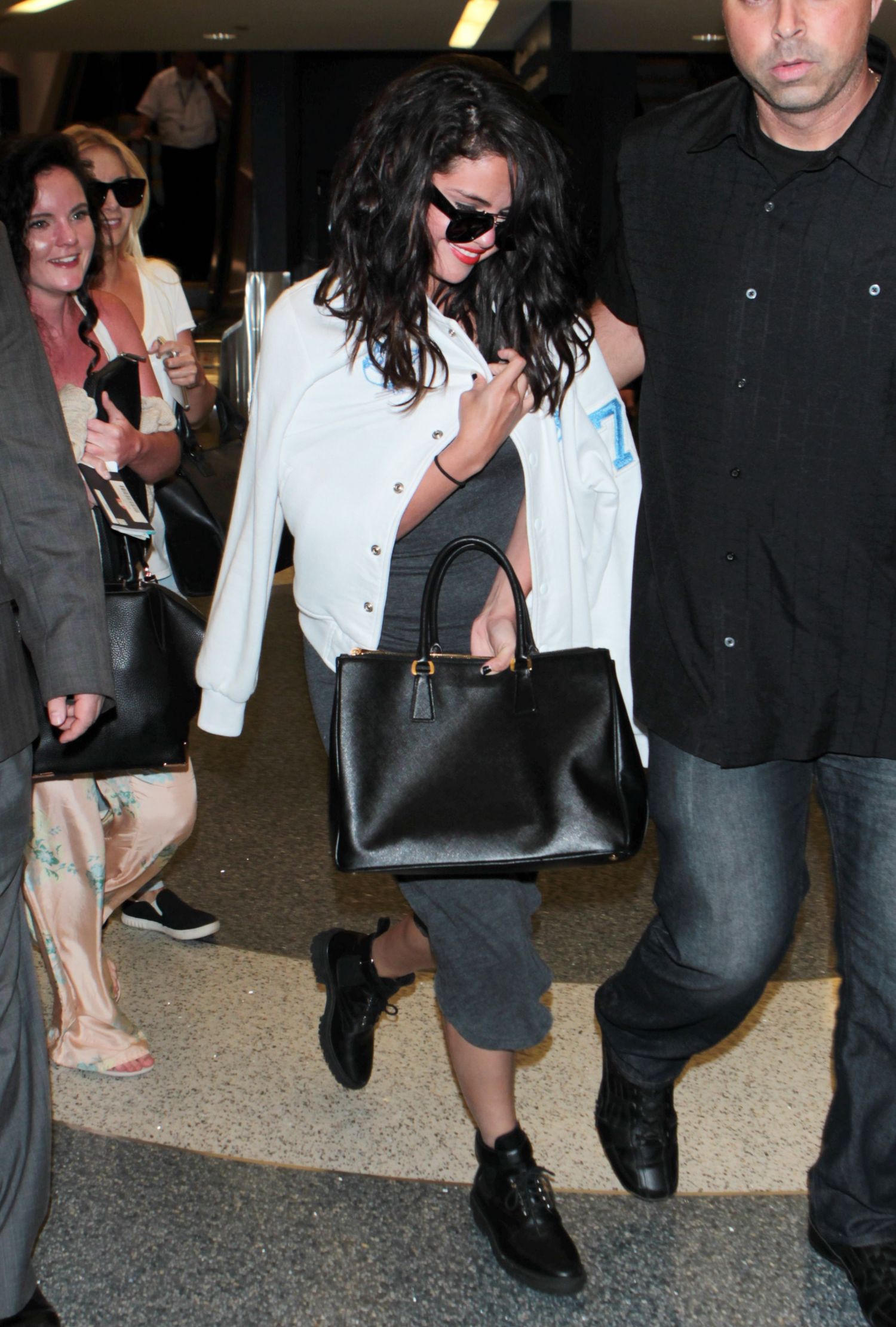 Selena-Gomez-at-LAX-LA-503