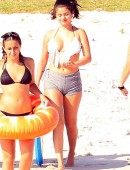 Selena-Gomez-in-Bikini-11