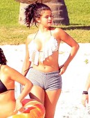 Selena-Gomez-in-Bikini-12