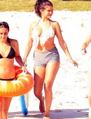 Selena-Gomez-in-Bikini-13