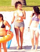 Selena-Gomez-in-Bikini-3