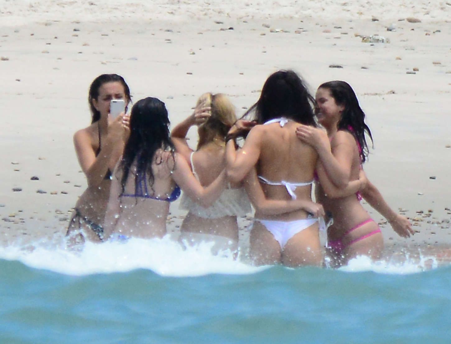 Selena-Gomez-in-Pink-Bikini-in-Mexico-1