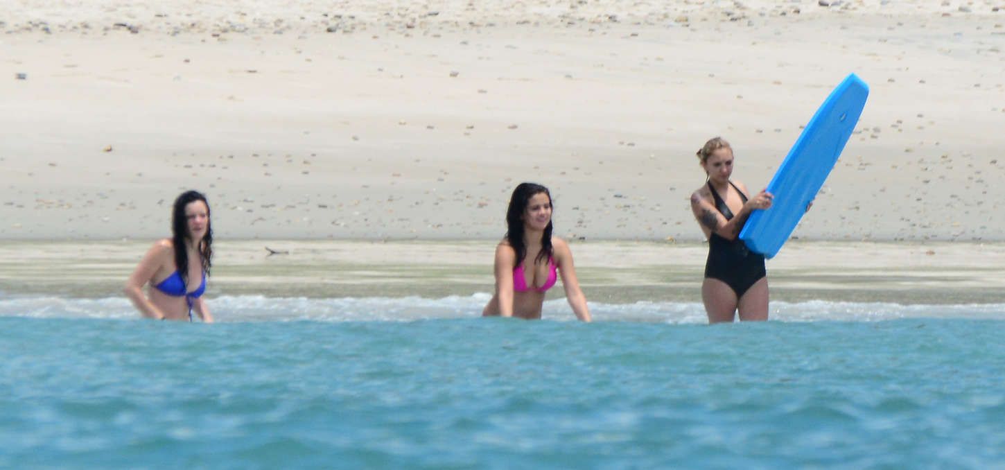 Selena-Gomez-in-Pink-Bikini-in-Mexico-8