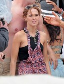 Zoey-Deutch-on-the-Set-of-Dirty-Grandpa-6