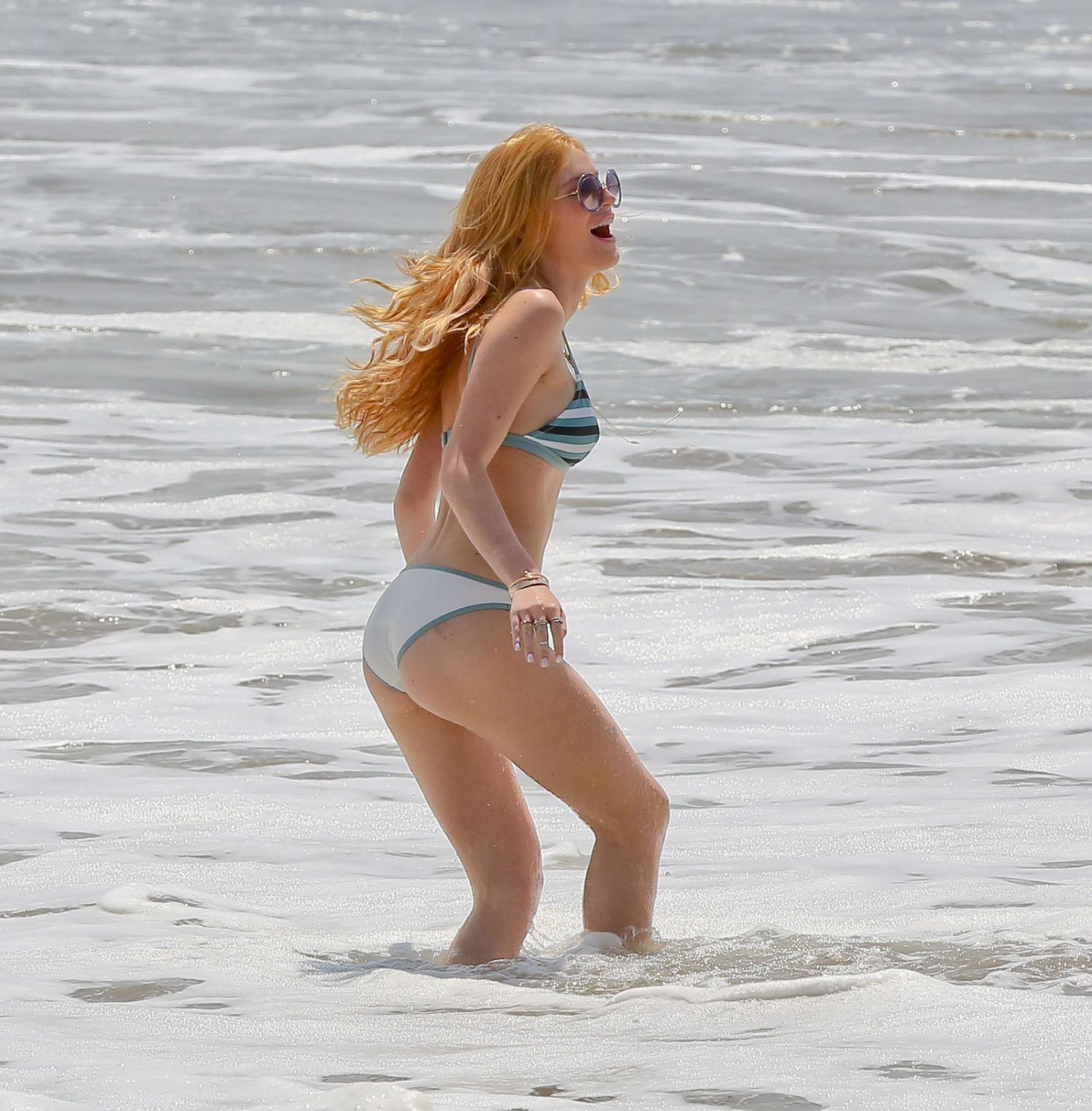 Bella-Thorne-823