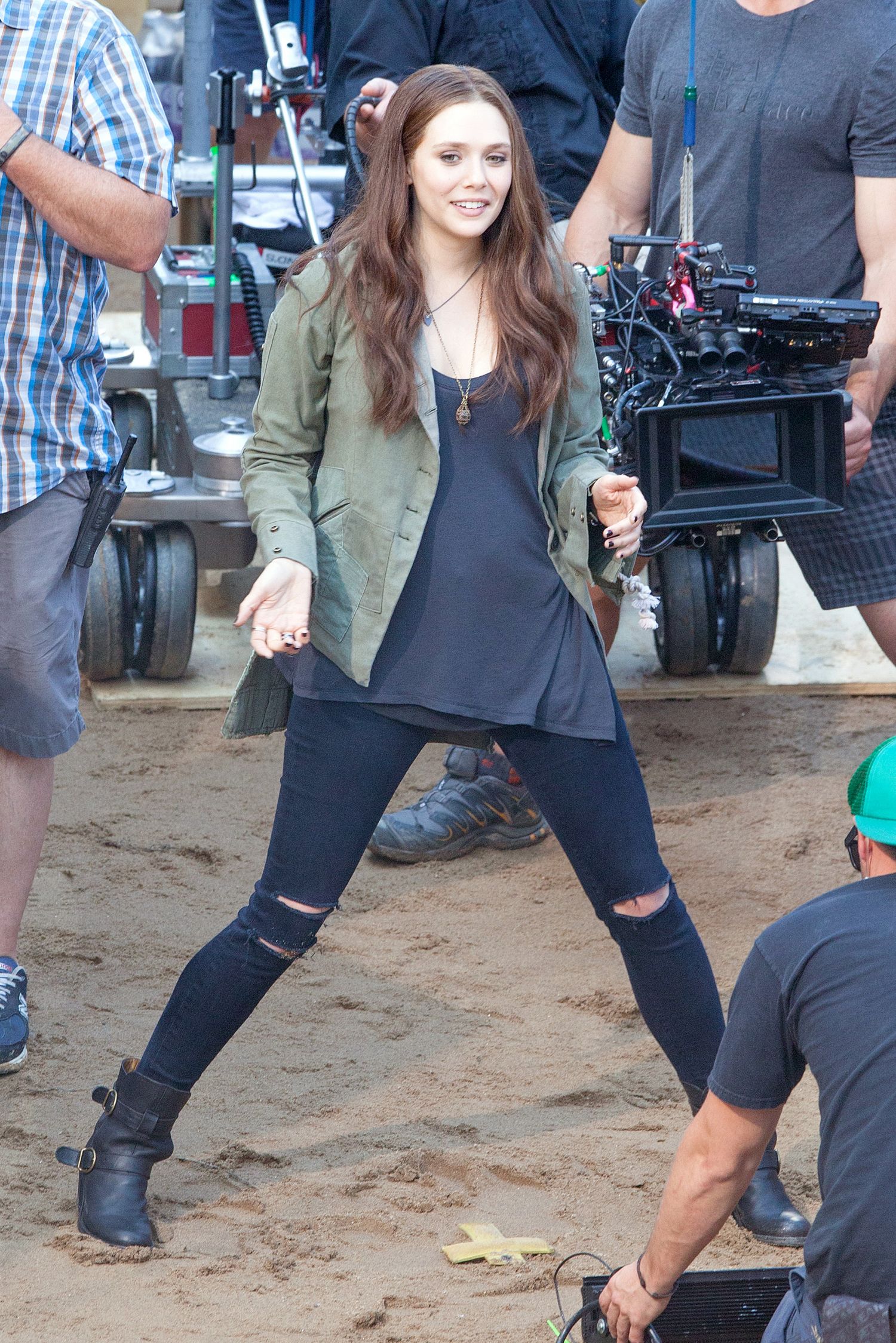 Elizabeth-Olsen-on-the-Set-of-Captain-America-Civil-War-in-Atlanta-2