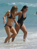 Fergie-in-Bikini-6