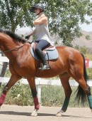 Kaley-Cuoco-Riding-Horse-Moorpark-1