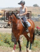 Kaley-Cuoco-Riding-Horse-Moorpark-2