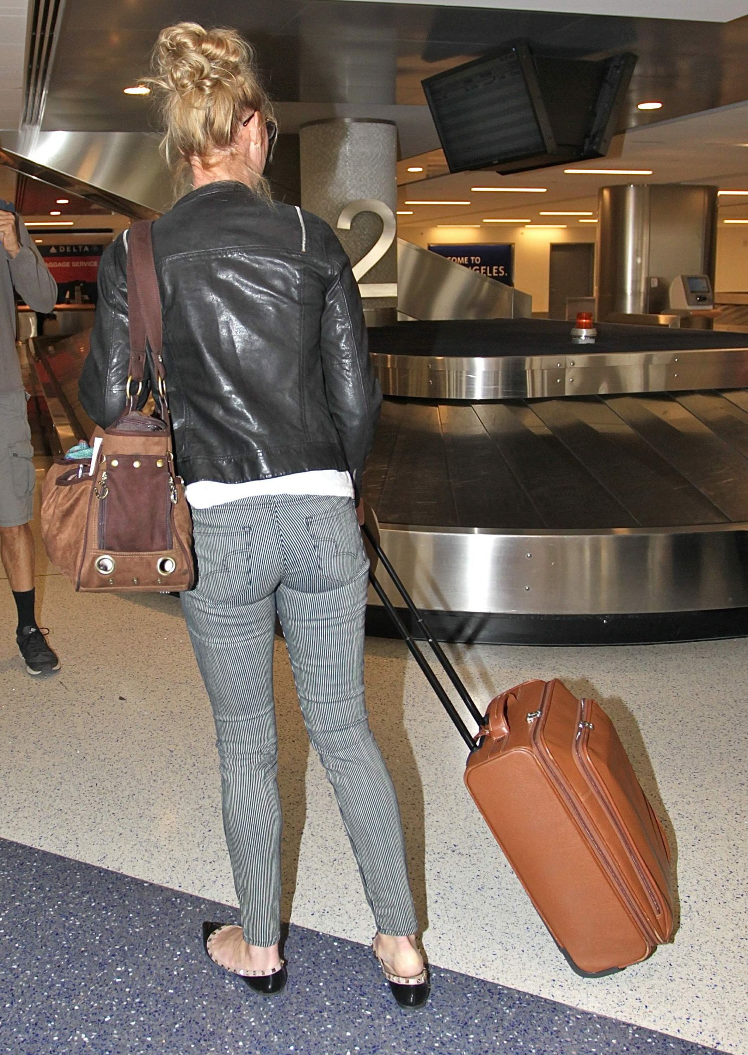 Katherine-Heigl-Arrive-at-Los-Angeles-International-Airport-4