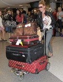 Katherine-Heigl-Arrive-at-Los-Angeles-International-Airport-5
