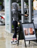 Kendall-Jenner-Booty-in-Tights-302