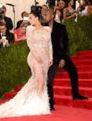 Kim-Kardashian-China-Through-The-Looking-Glass-Costume-Institute-Gala-in-NY-4