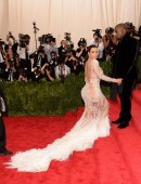 Kim-Kardashian-China-Through-The-Looking-Glass-Costume-Institute-Gala-in-NY-6