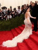 Kim-Kardashian-China-Through-The-Looking-Glass-Costume-Institute-Gala-in-NY-7