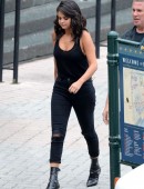 Selena-Gomez-in-Jeans-Leaving-a-Casino-2