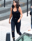 Selena-Gomez-in-Jeans-Leaving-a-Casino-6