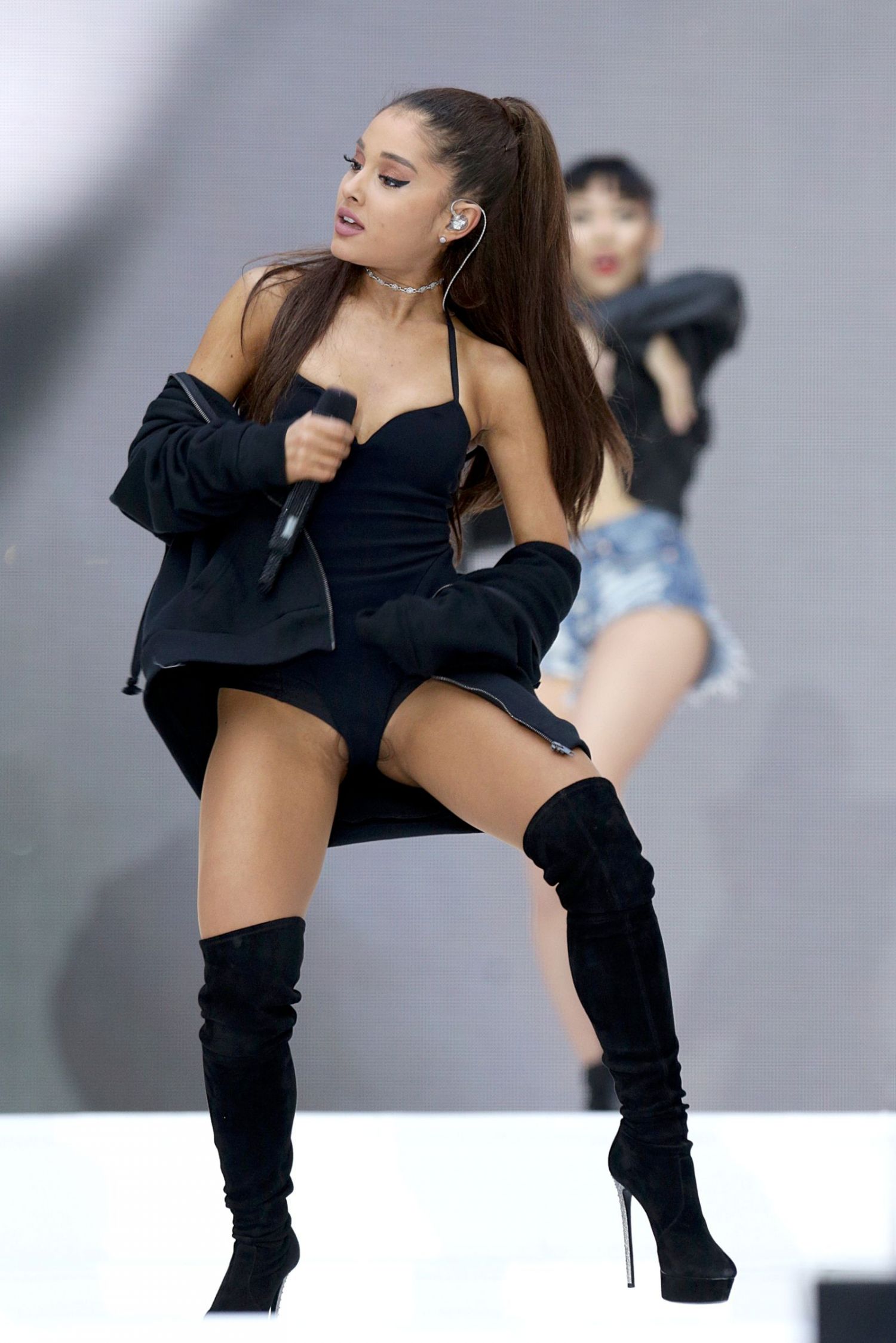 Ariana-Grande-153