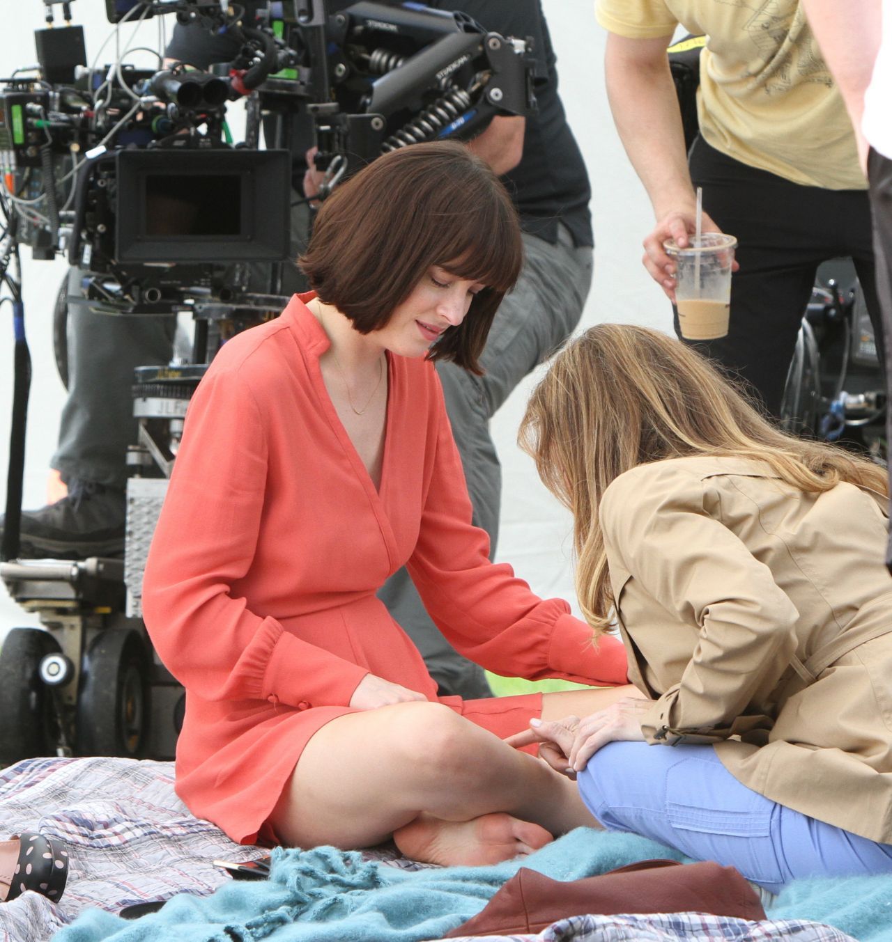 Dakota-Johnson-How-To-Be-SIngle-Movie-Set-in-NYC-12