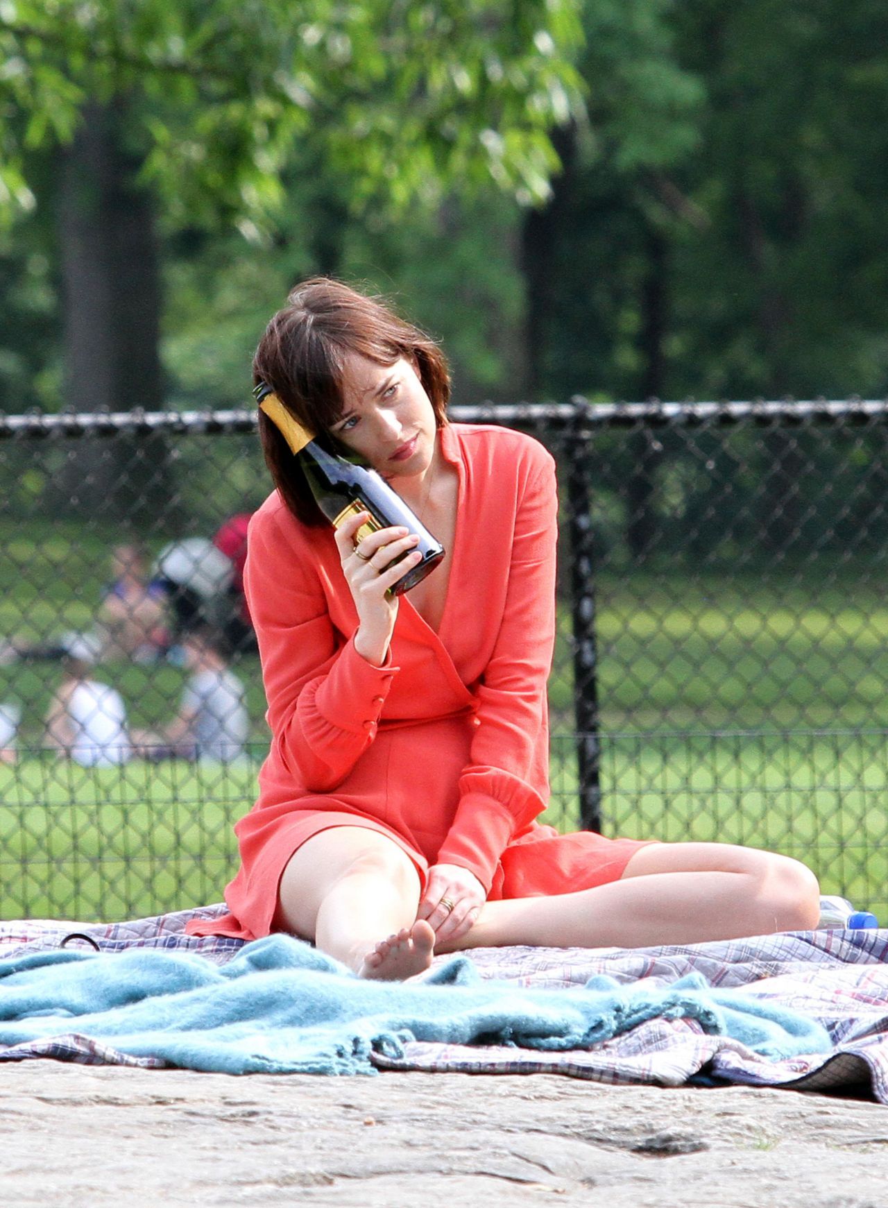 Dakota-Johnson-How-To-Be-SIngle-Movie-Set-in-NYC-6