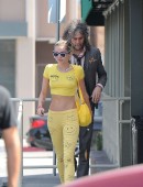 Miley-Cyrus-in-Yellow-Tights-1
